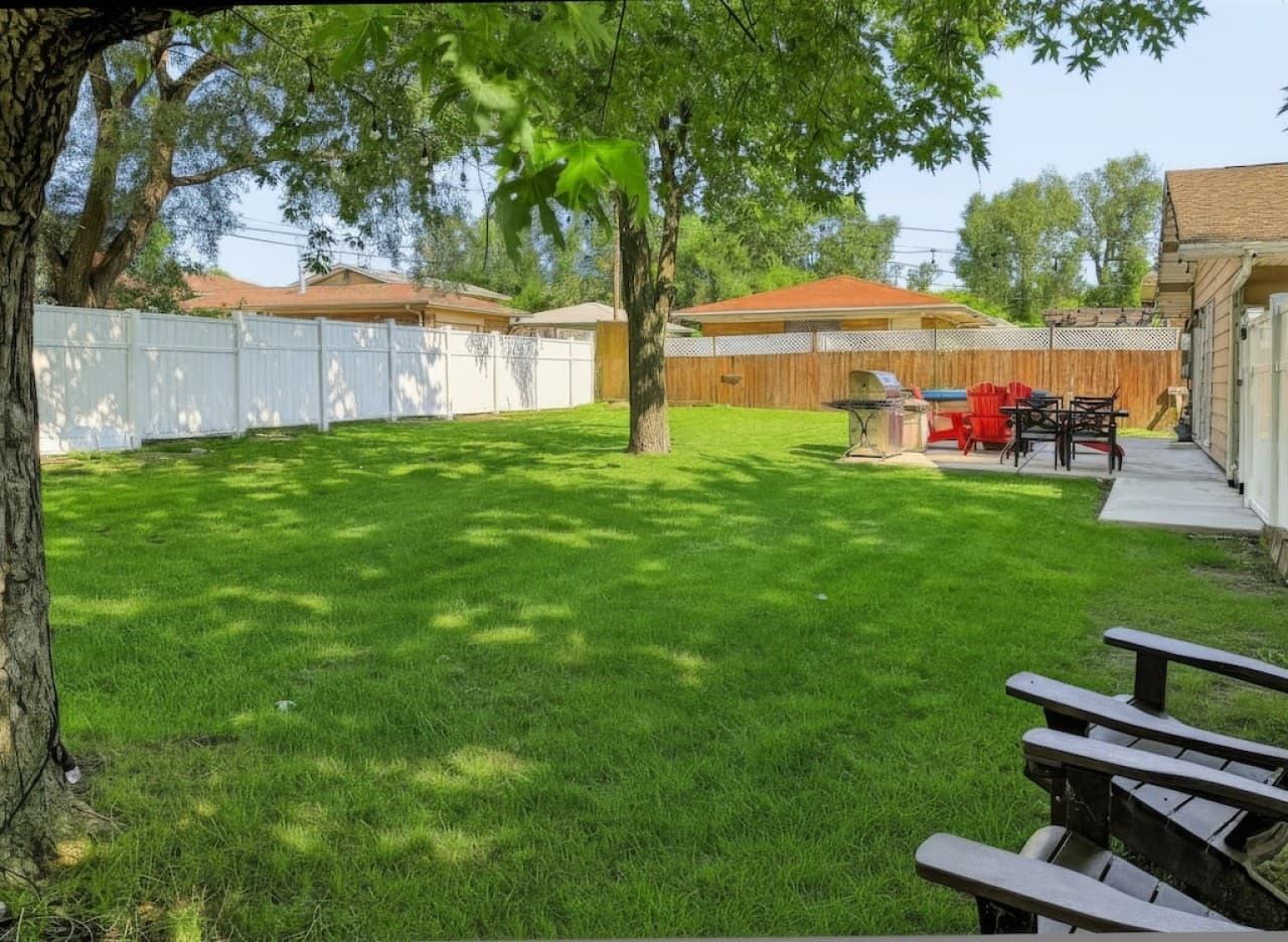 sandhill-flat-large-private-fenced-backyard.jpg