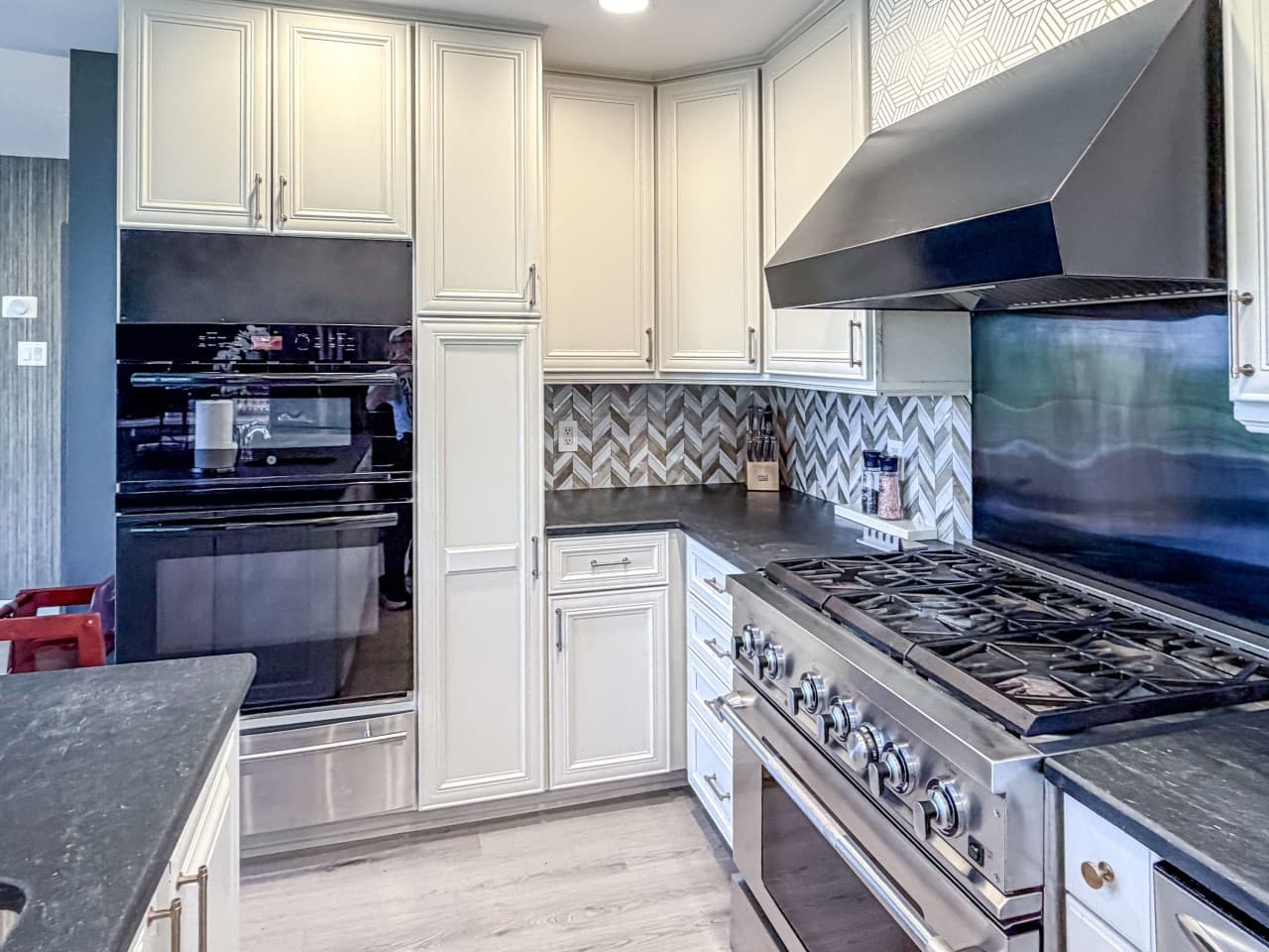 06-elyon-hall-professional-range-double-ovens.jpg