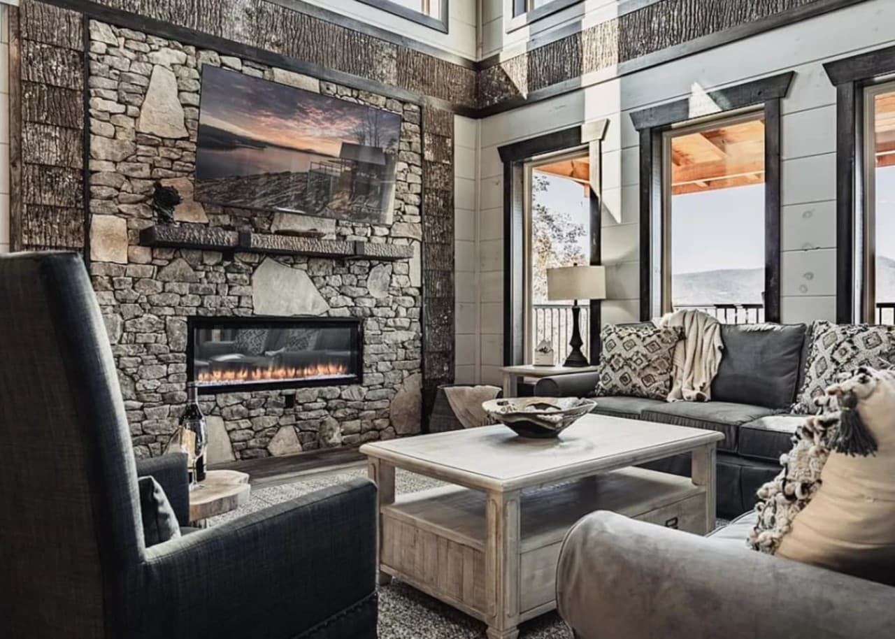 Gathering room with large TV and mountain views