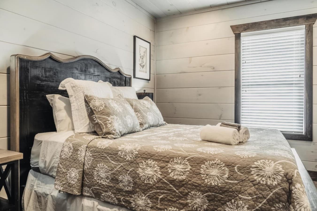 Queen Bedroom 1 (Main Floor)