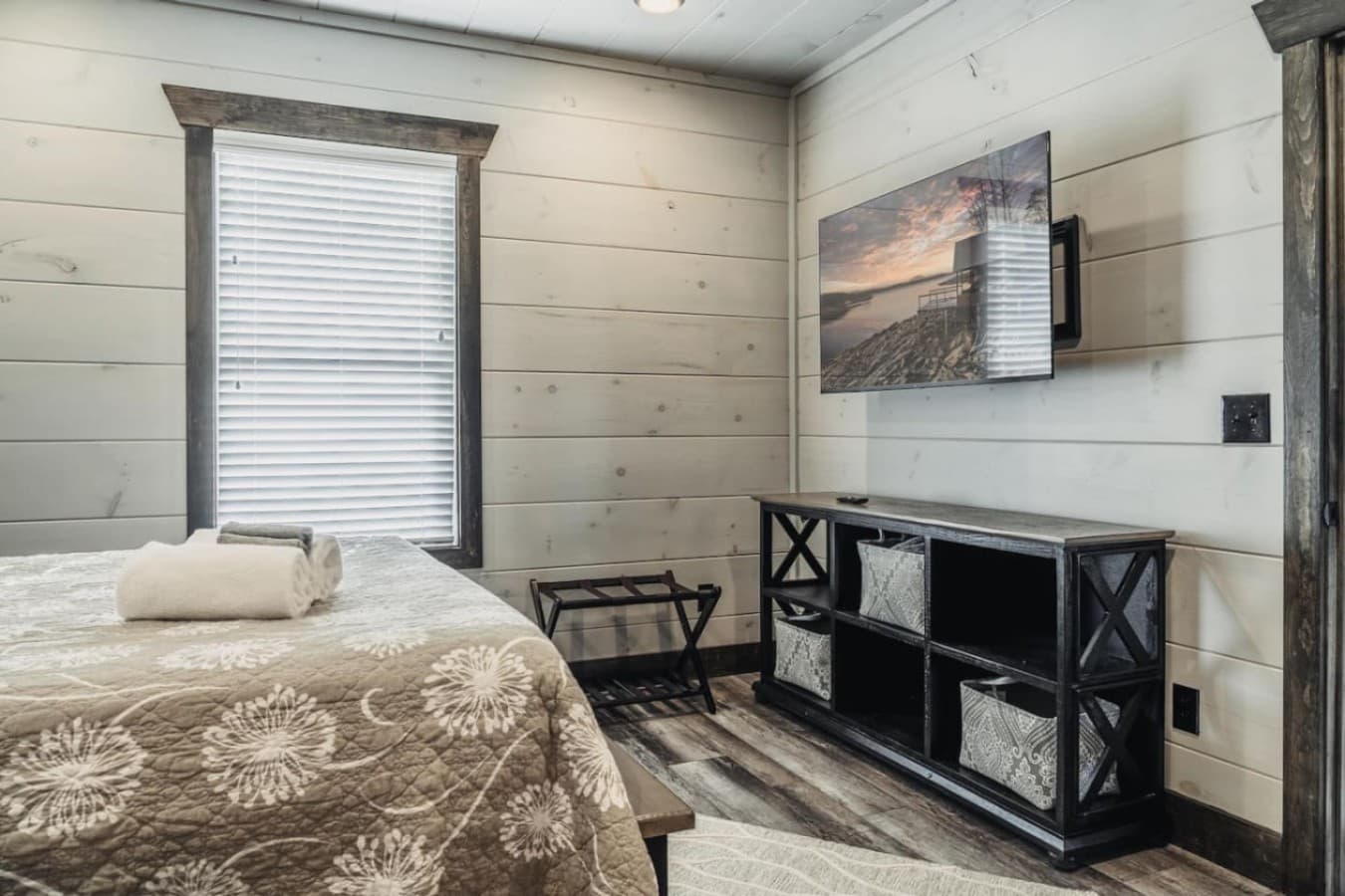 Queen Bedroom 1 (Main Floor)