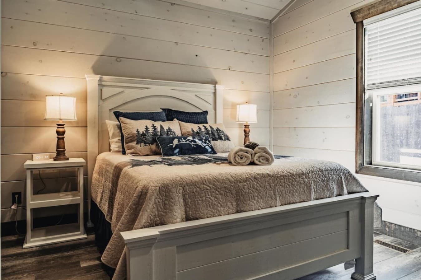 Queen Bedroom 2 (Upstairs)