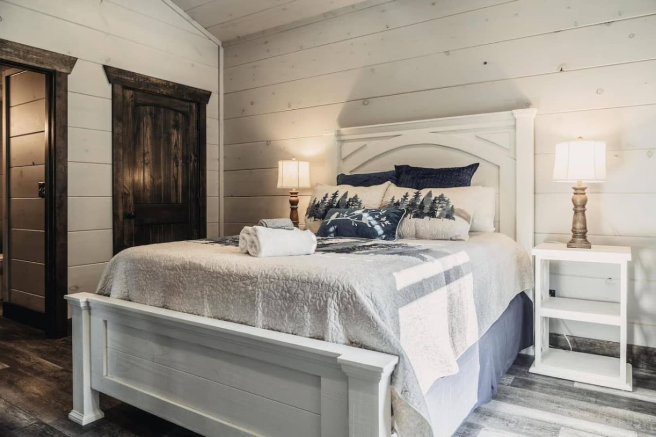 Queen Bedroom 2 (Upstairs)