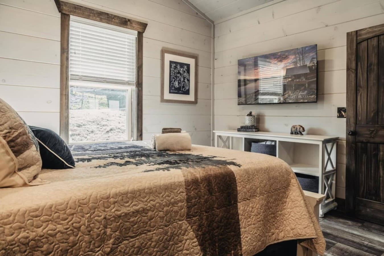 Queen Bedroom 2 (Upstairs)
