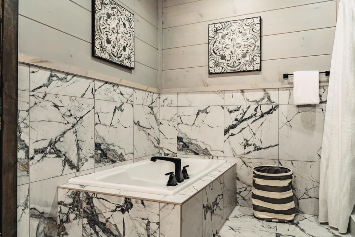 Master Bedroom Bathroom (Main Floor) luxurious soaking tub