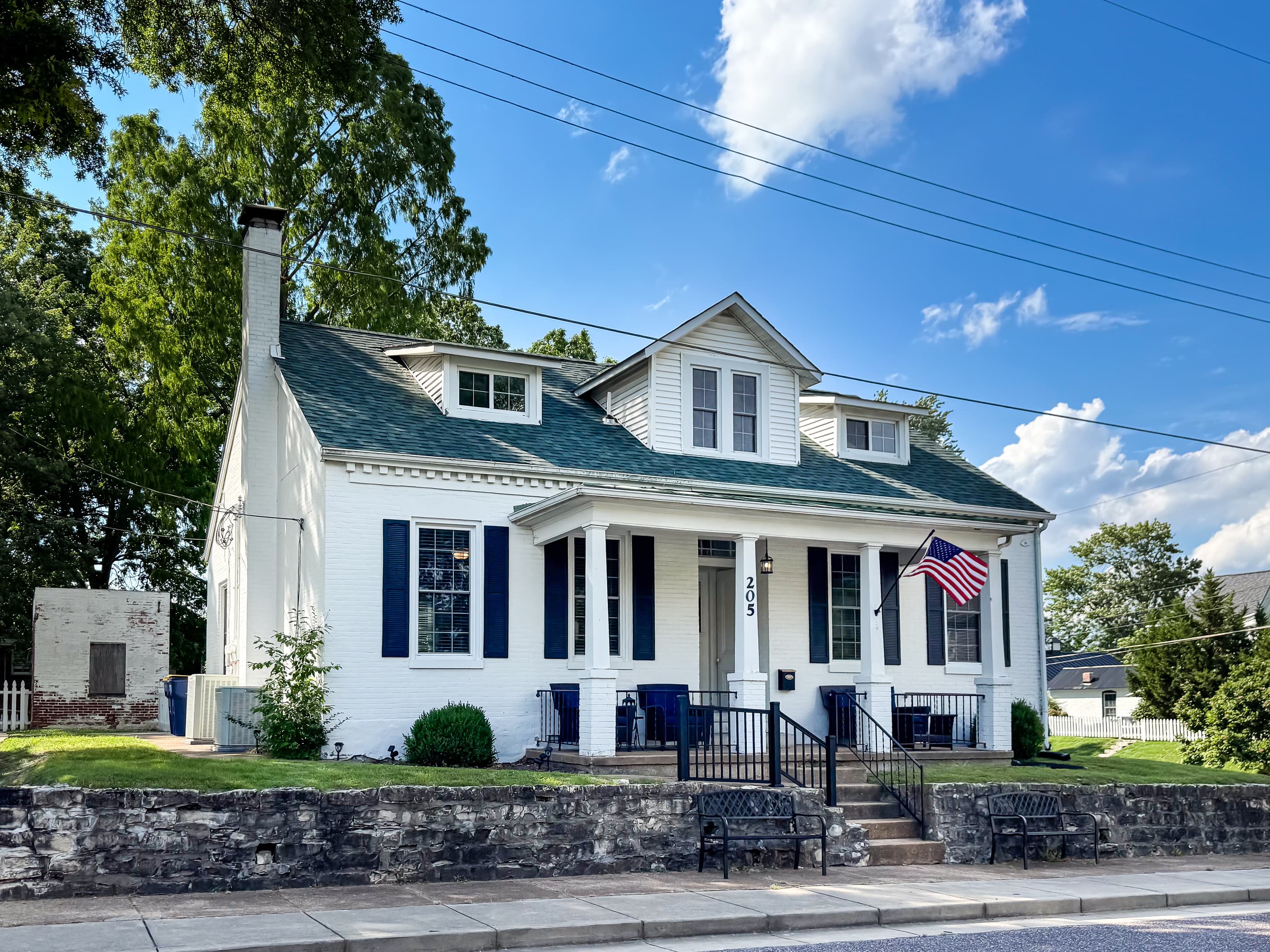 A few blocks from the middle of Downtown WashMo, the Aussie Cottage is an historic white brick home with a classic white picket fence in the back yard.  Aussie is close to Purina Farms, wineries, wedding venues and all the events and restaurants in WashMo.