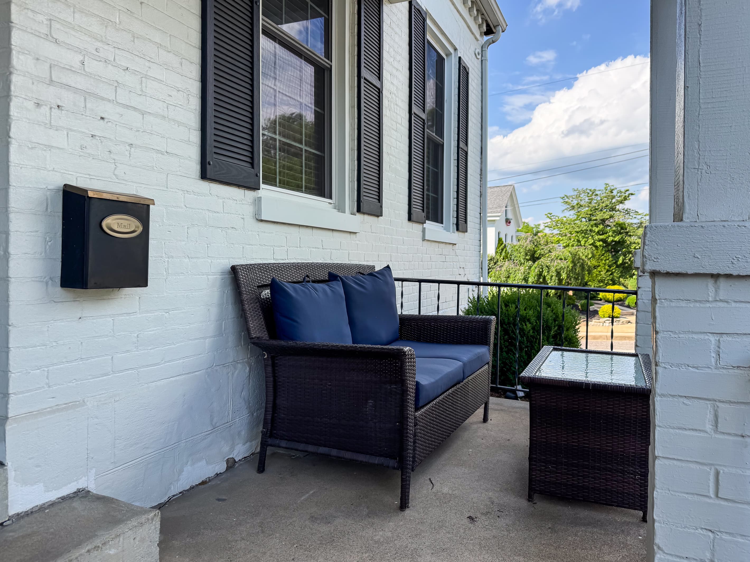 Over a century old, the home has been updated to modern conveniences, includes a charming front porch to watch the sunrise with a cup of coffee or a cocktail in the evening at Mini Aussie Cottage.