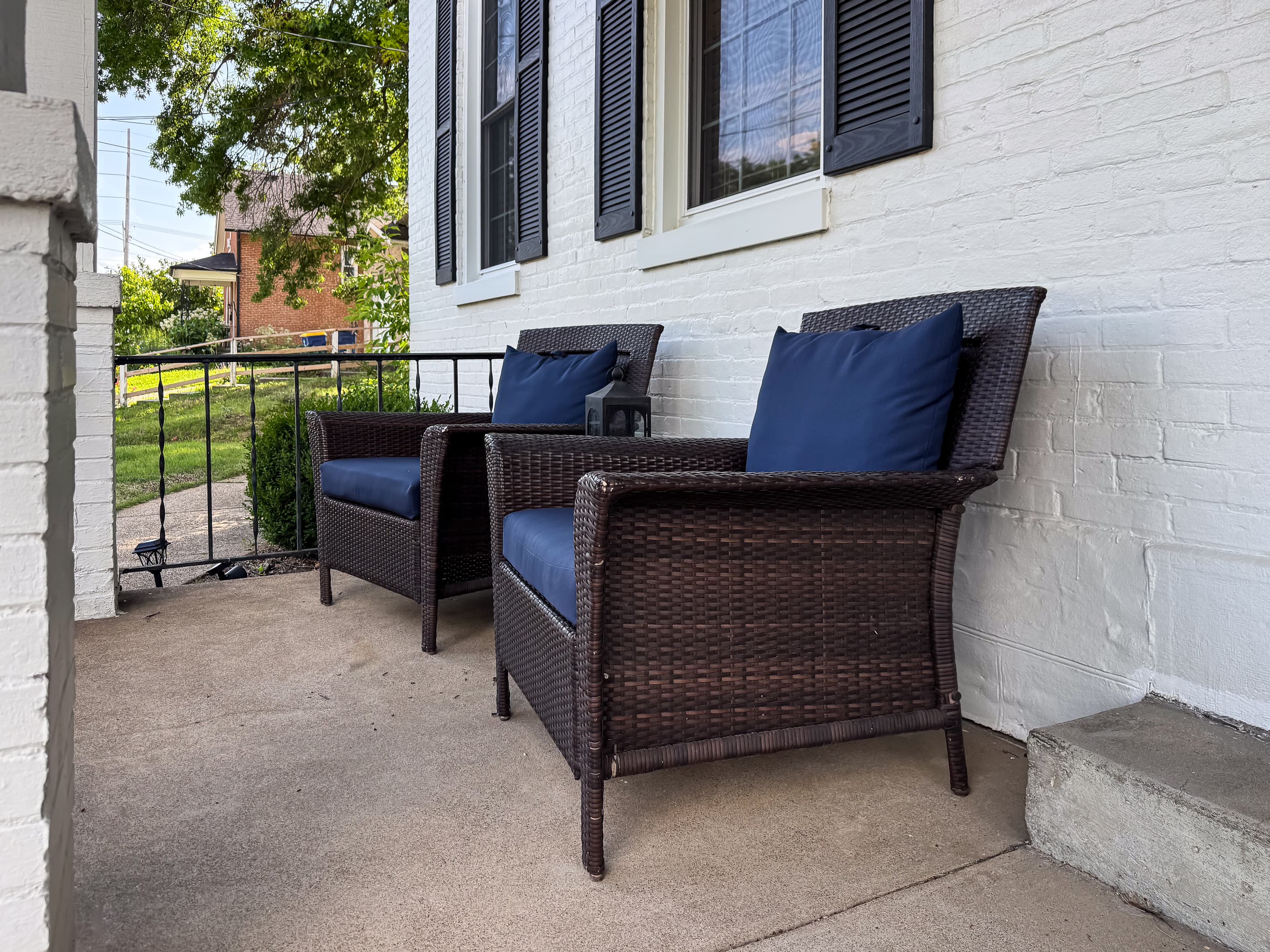 Over a century old, the home has been updated to modern conveniences, includes a charming front porch to watch the sunrise with a cup of coffee or a cocktail in the evening at Mini Aussie Cottage.