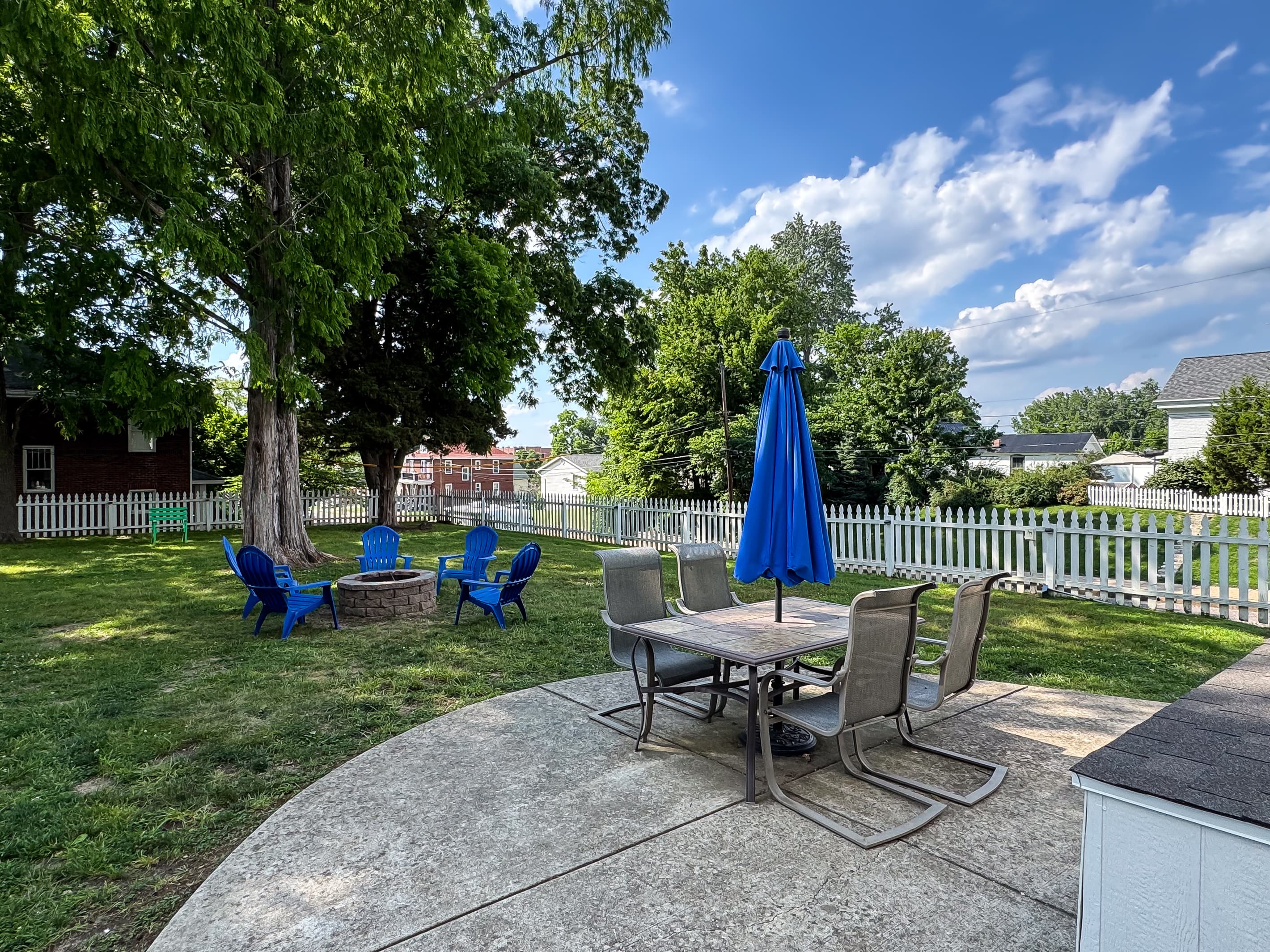 The backyard at Mini Aussie Cottage is fully fenced with a classic white picket fence. It has a wood burning fire pit to enjoy s'mores with your family, coworkers/friends.