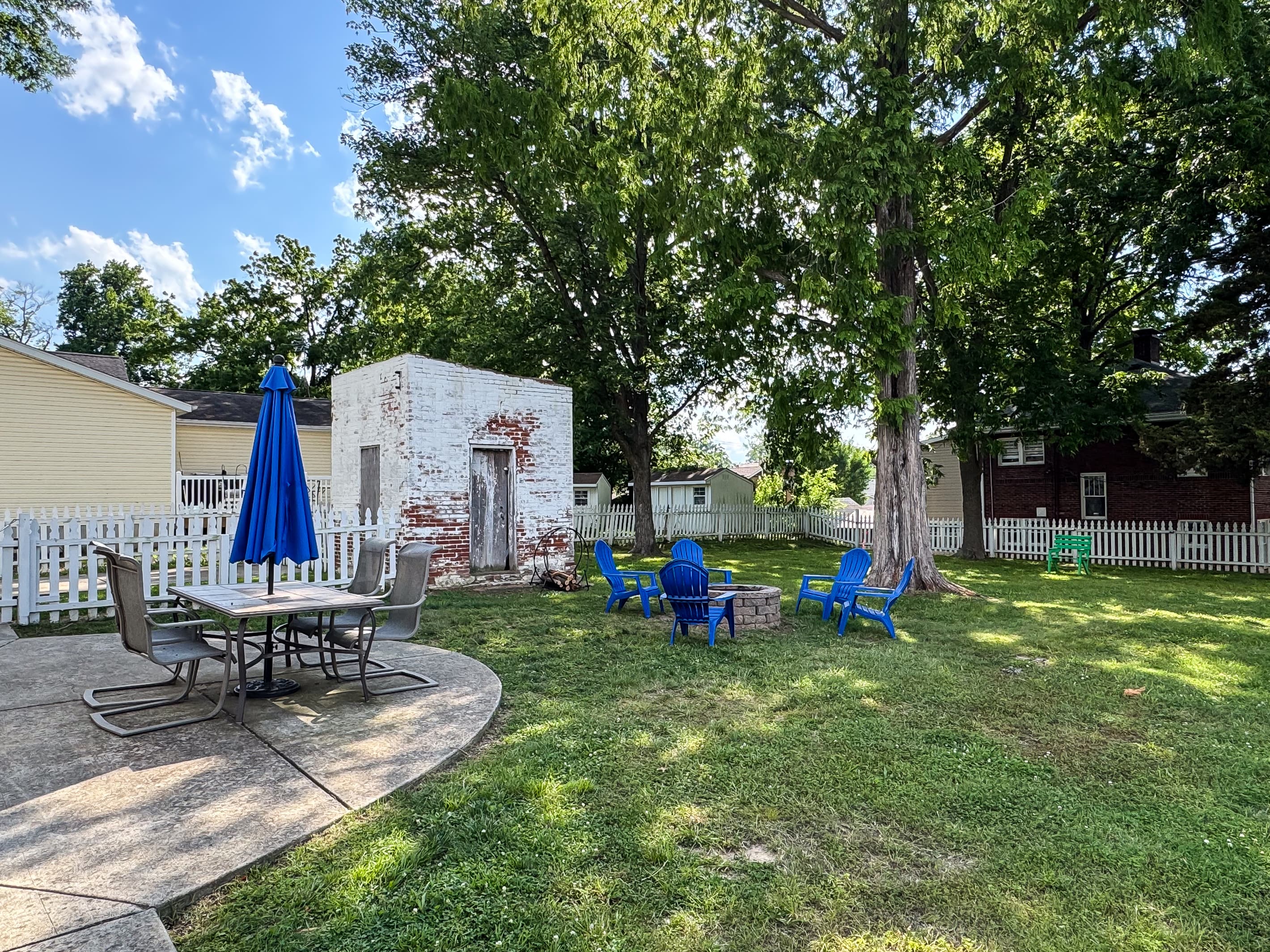 The backyard at Mini Aussie Cottage is fully fenced with a classic white picket fence. It has a wood burning fire pit to enjoy s'mores with your family, coworkers/friends.