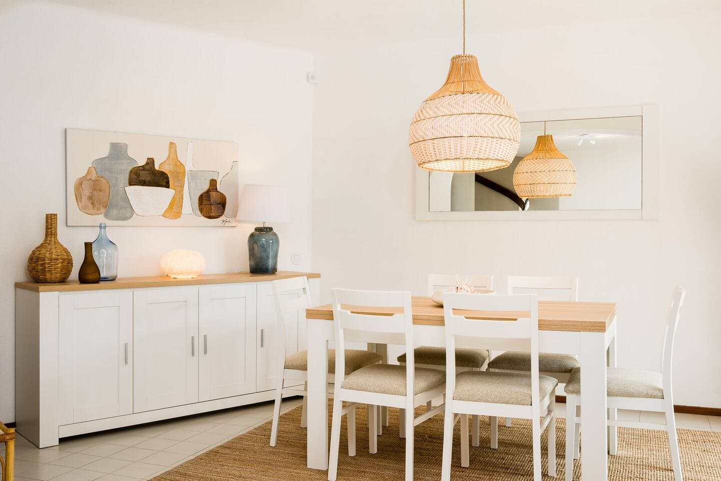 Extendable dining table for up to 8 people. Perfect space to gather for meals or work remotely with a garden view. 