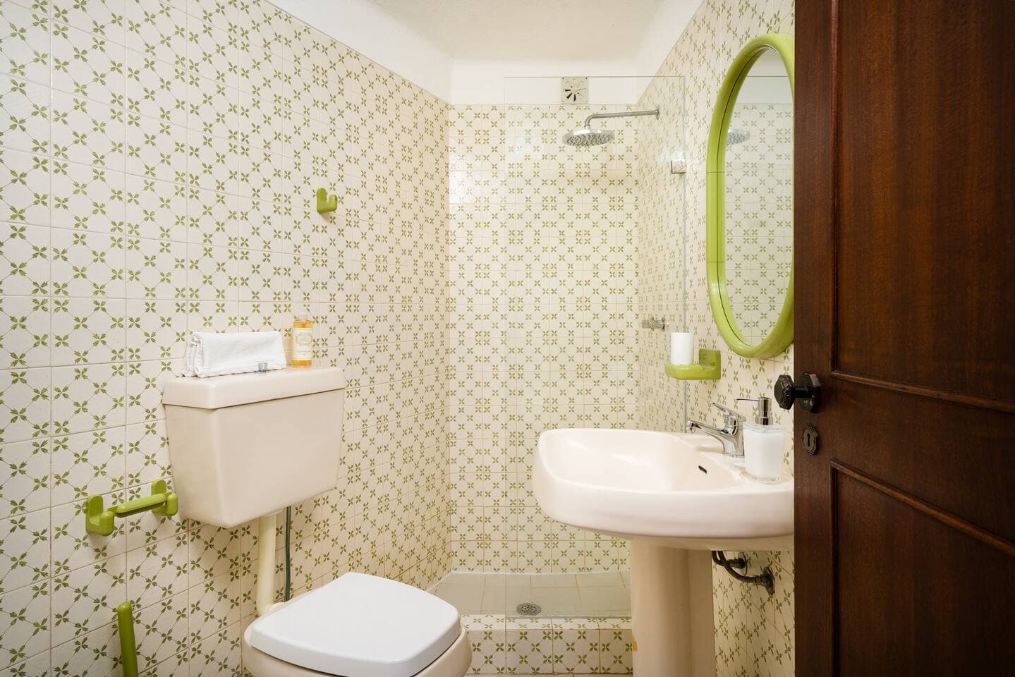 Full bathroom on the ground floor. Includes a shower, bidet, hair dryer, fresh towels, shampoo, shower gel and conditioner. 