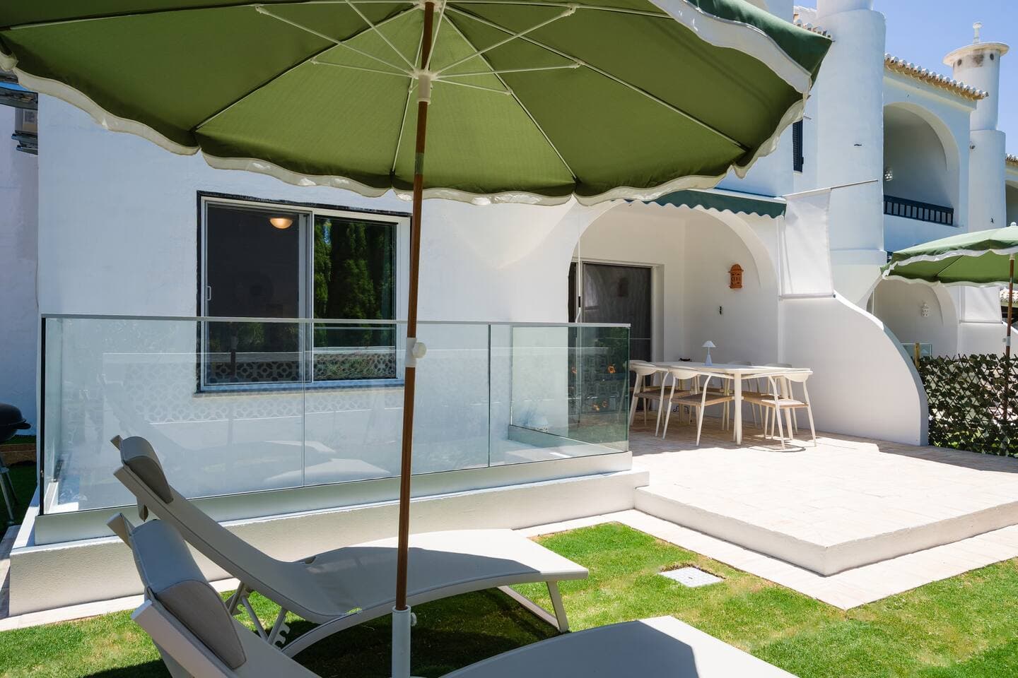 Oudoor garden and dining area