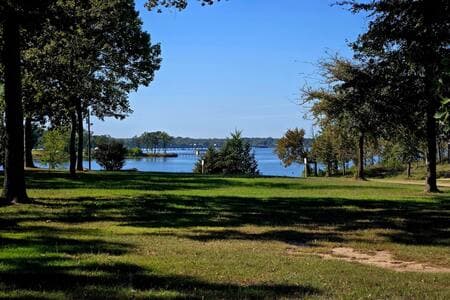 Walking distance to lake