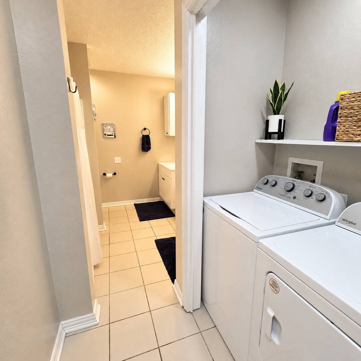 Bathroom 1 with Tub/Shower