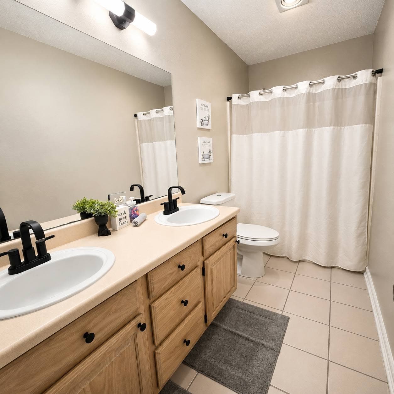 Bathroom 3 with Tub/Shower (Upstairs)