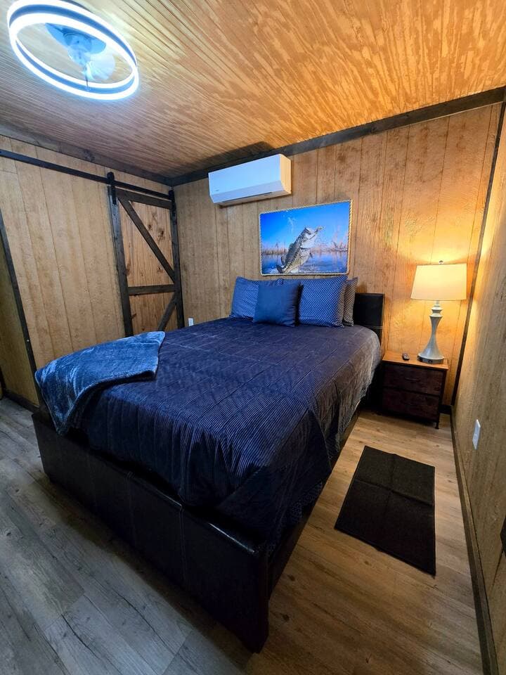 Bedroom 1 
Queen bed