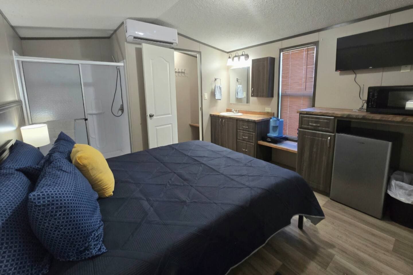 Gettin' Hooked - hotel style room 1
