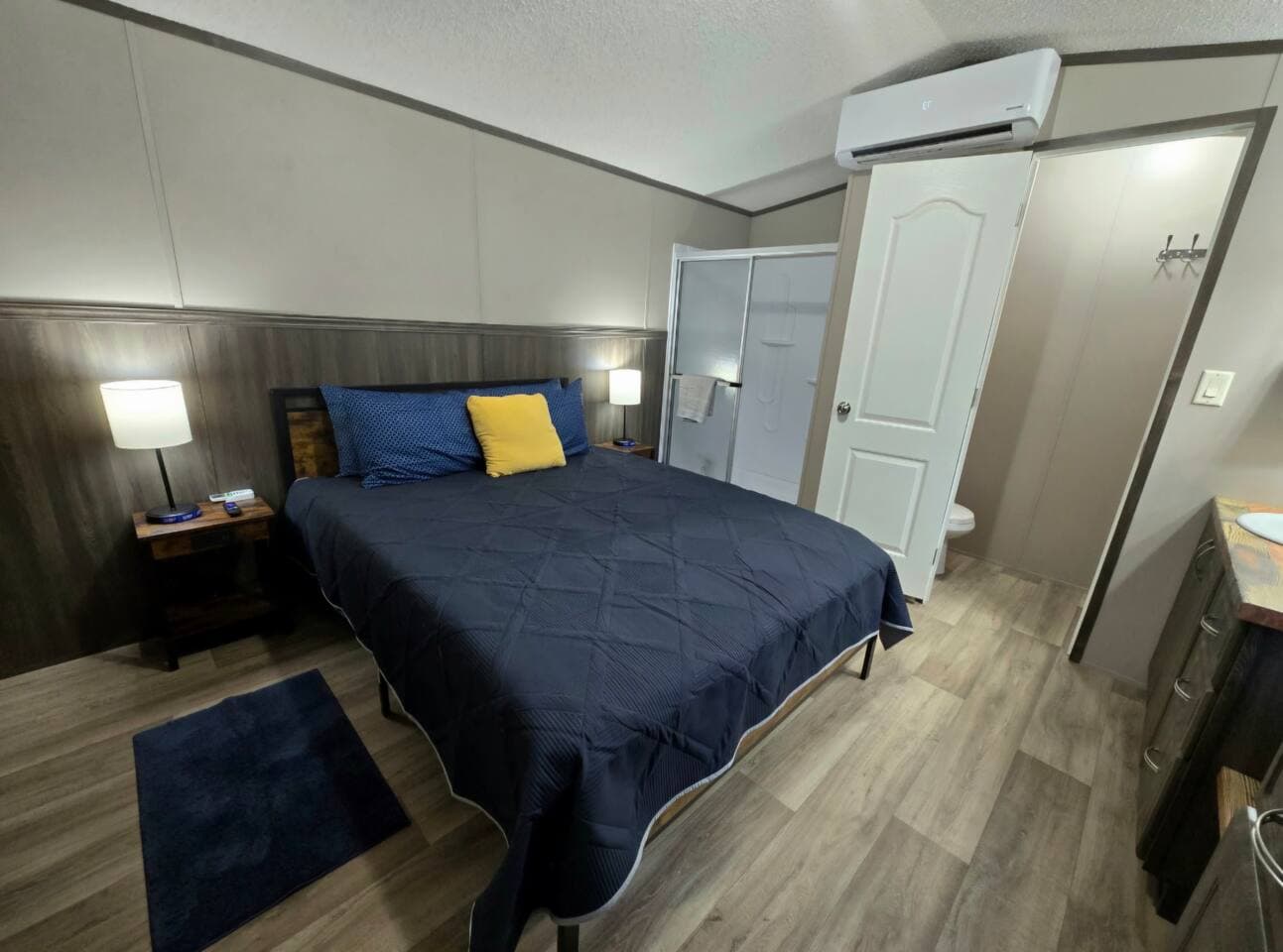 Hookin' Ain't Easy - hotel style room 2