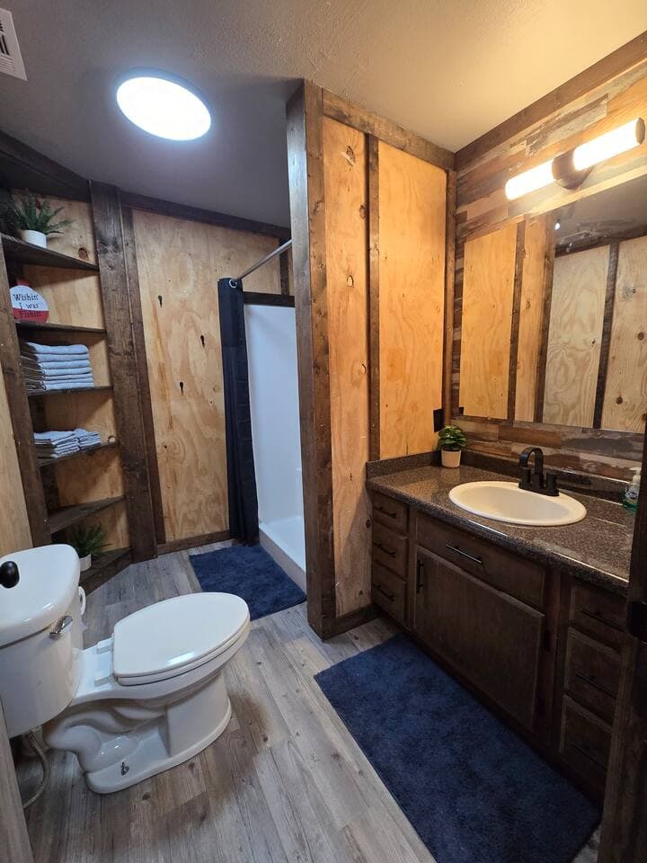Bathroom 2 in main cabin