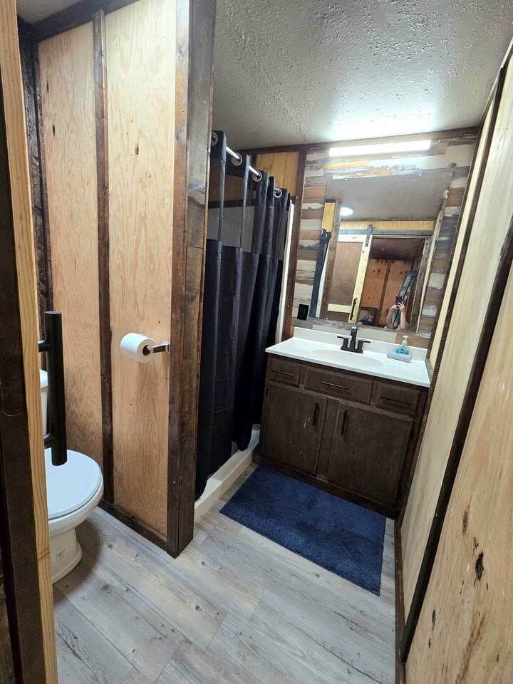 Bathroom 1 in main cabin