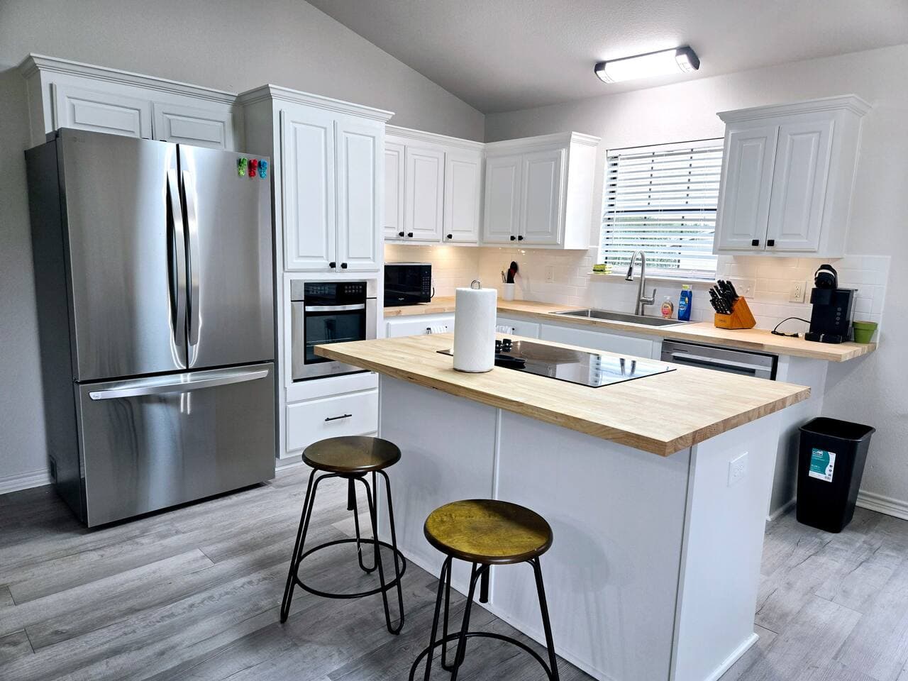 Kitchen with bar 