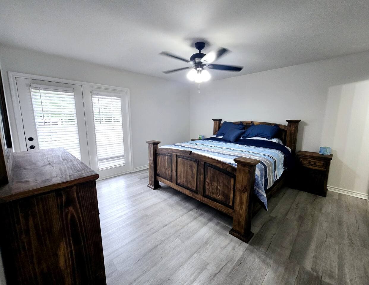 Master bedroom - King bed 
