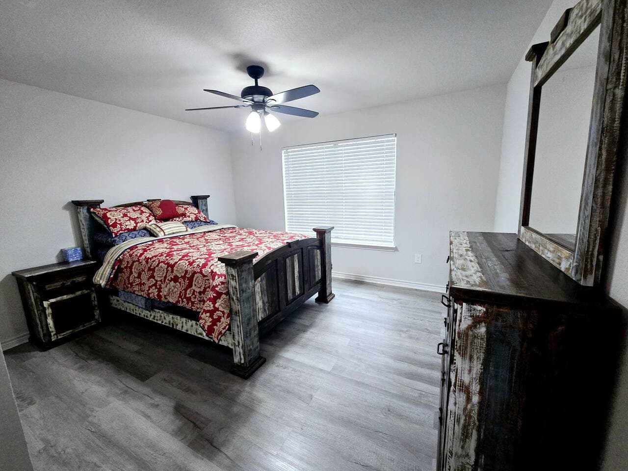 Bedroom 2 - Queen bed