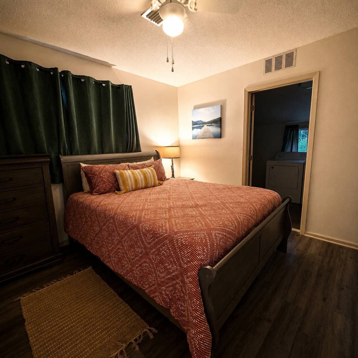 Bedroom 1 - Queen Bed