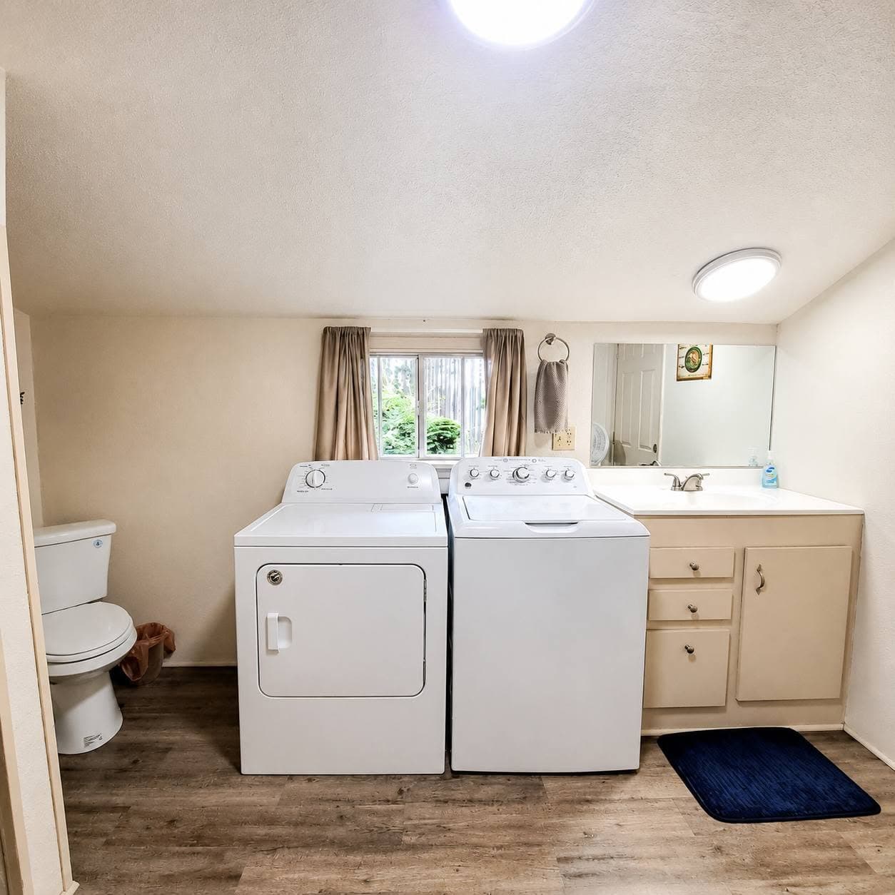 Bathroom 2 with laundry