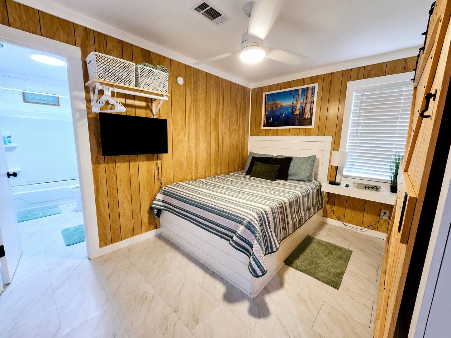 Bedroom 1 - Queen Bed, Smart TV