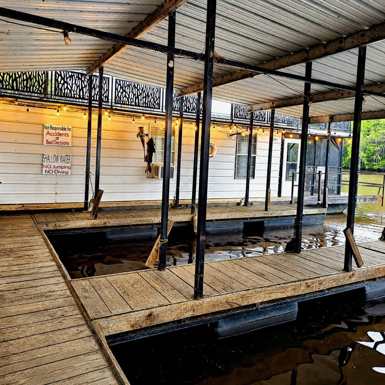 Docked at Uncertain Lodge & Inn in Uncertain, Tx