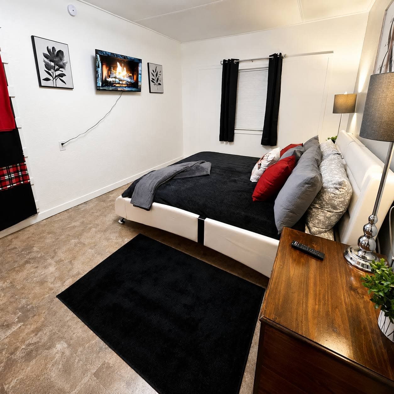 Bedroom 1 with Smart TV