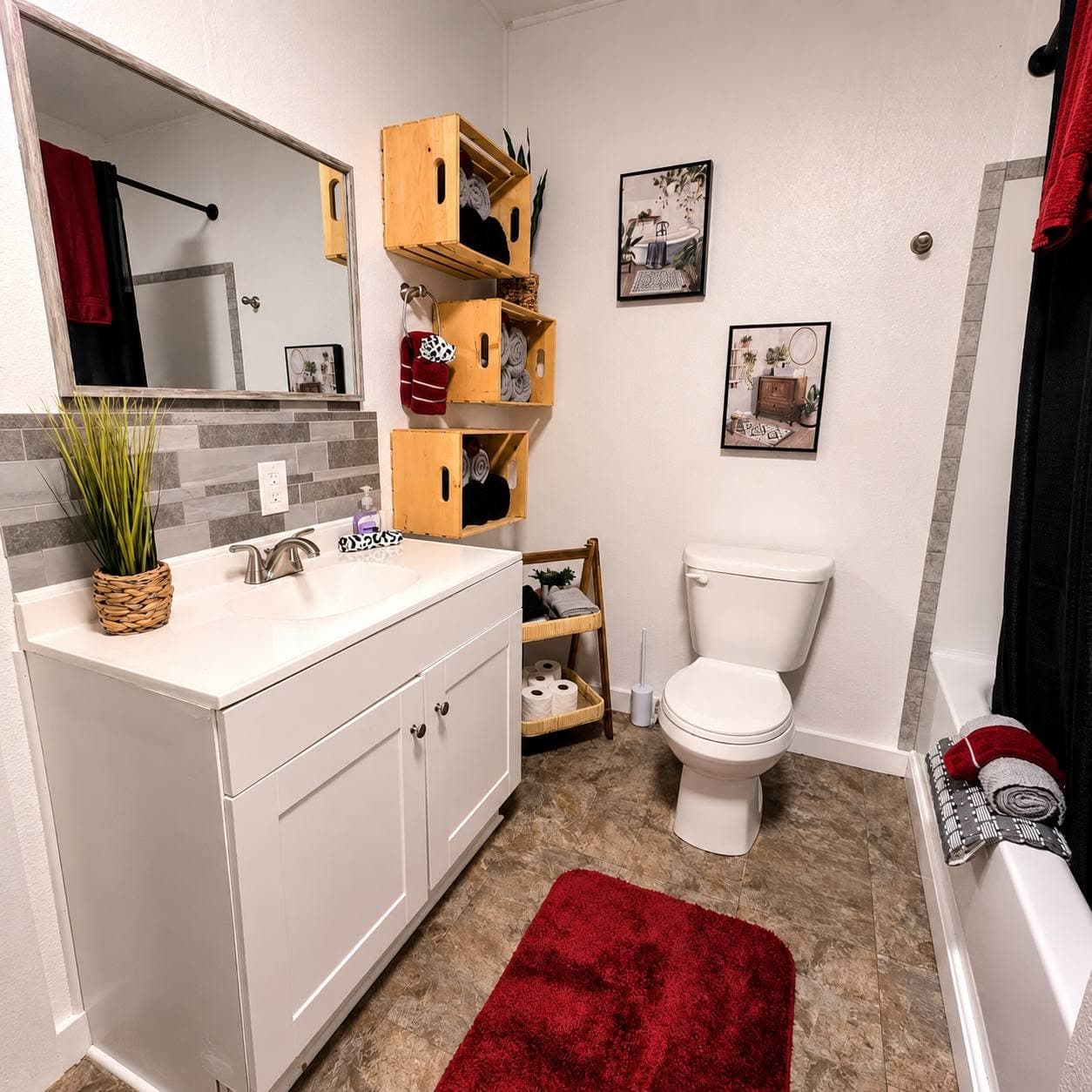 Bathroom 1 with Tub/Shower