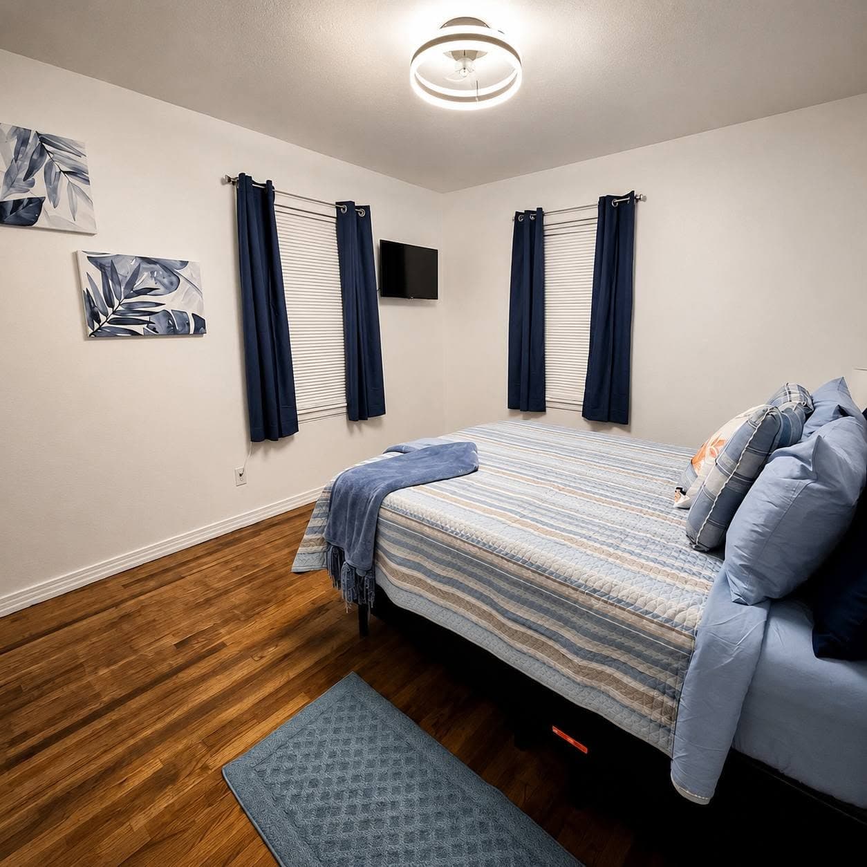 Bedroom 2 with Smart TV