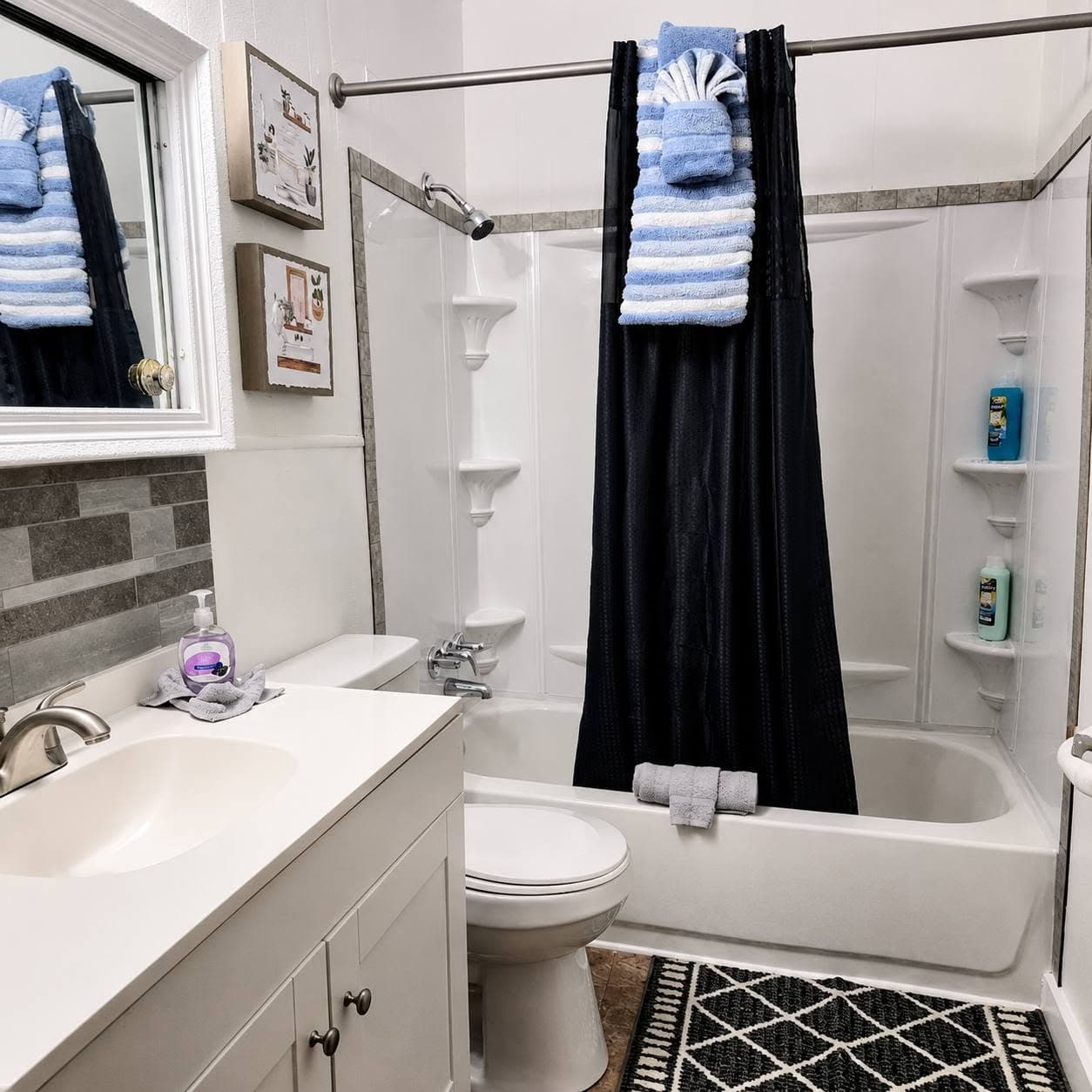 Bathroom 2 with Tub/Shower