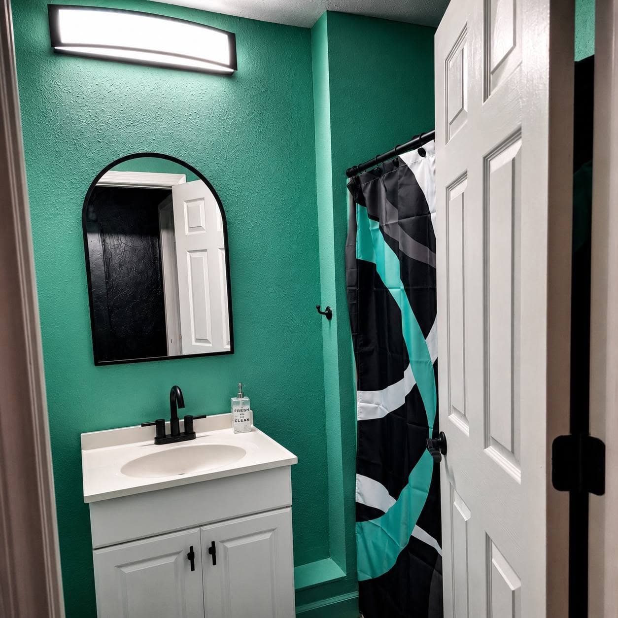 Bathroom 2 with Tub/Shower