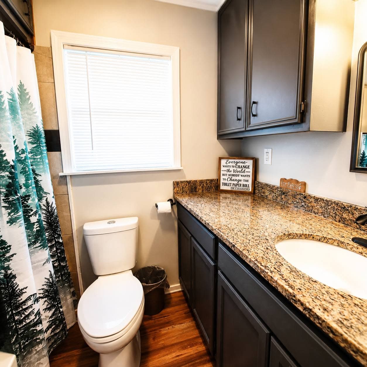 Bathroom 2 with Tub/Shower