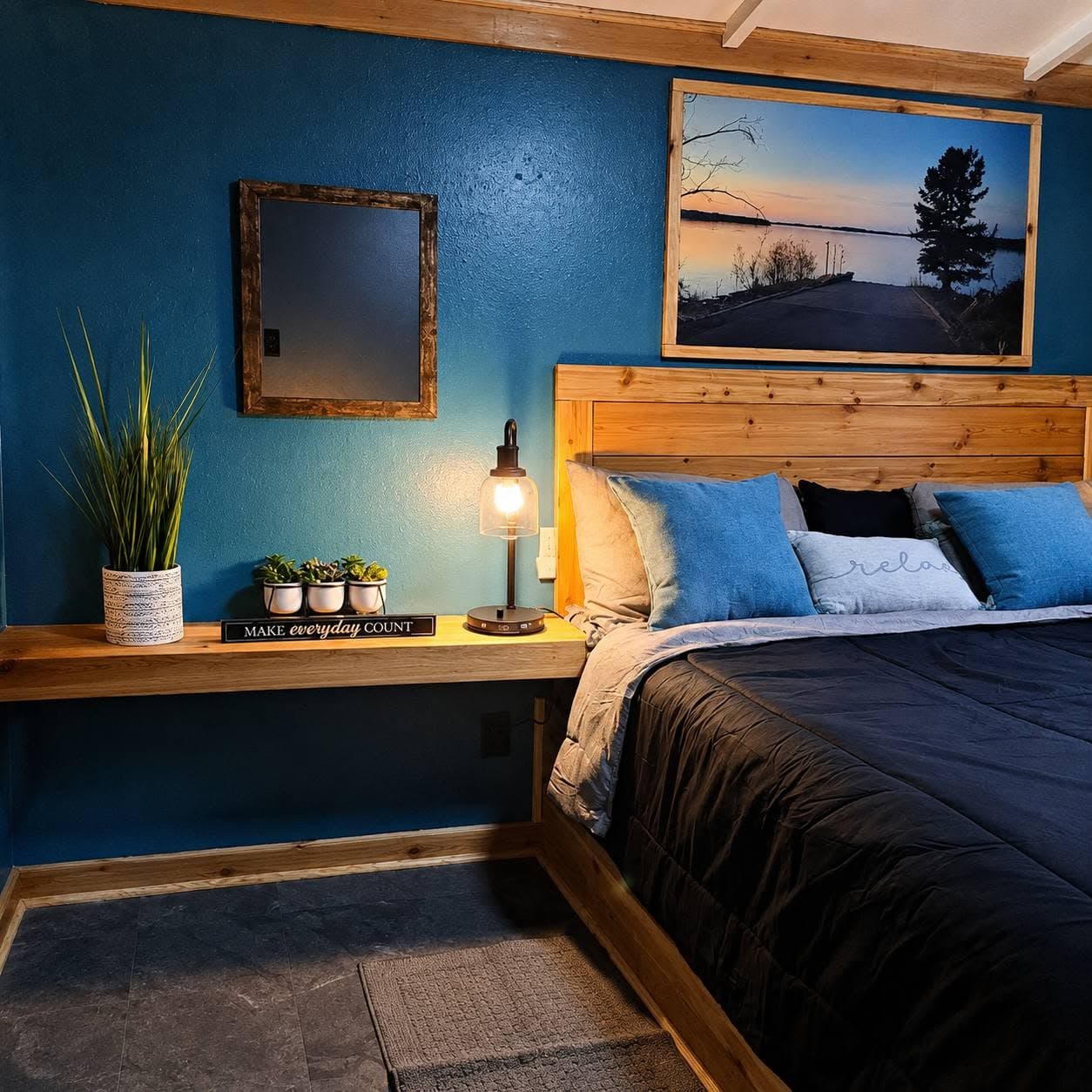 Bedroom 1 - Queen Bed