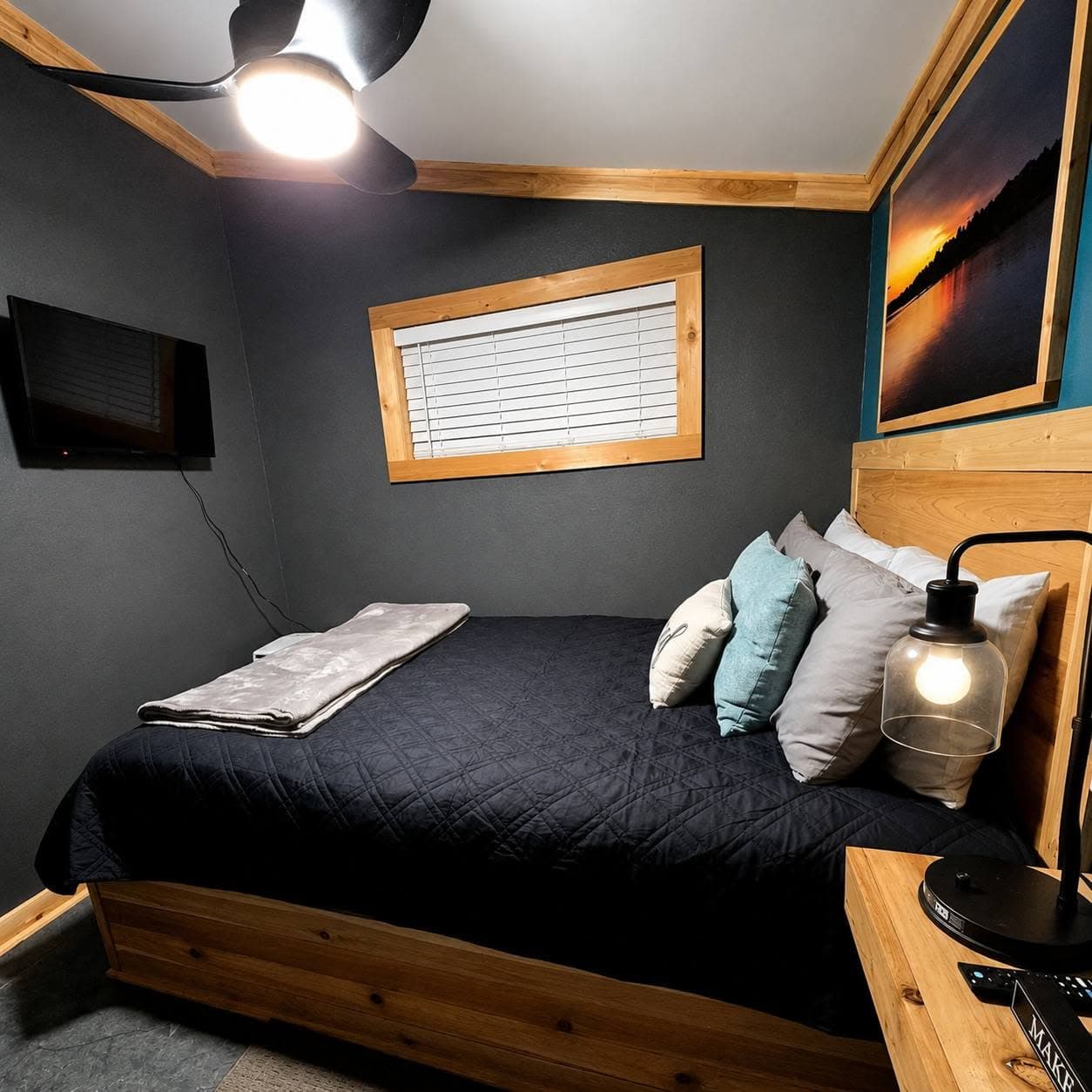 Bedroom 1 - Queen Bed