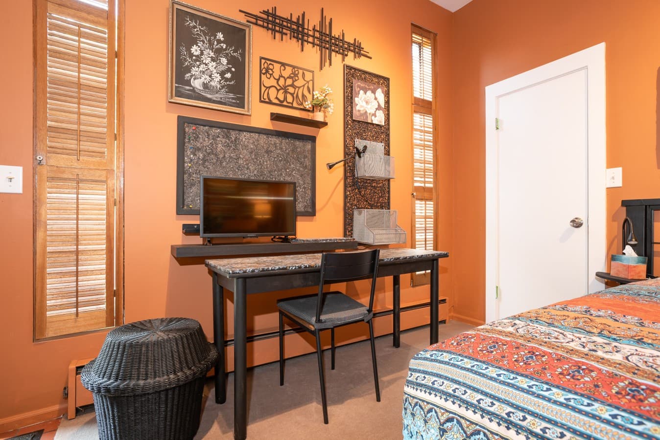 Cozy and functional workspace with a spacious desk, comfortable chair, and a TV that can be used as a monitor. Thoughtfully decorated, with great natural light, perfect for working or studying during your stay..jpg