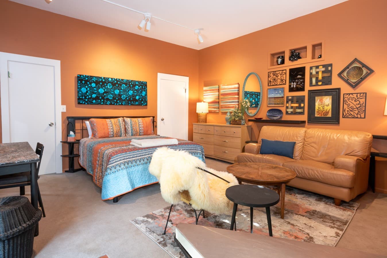 The studio offers a dresser and a wardrobe, allowing you to comfortably organize your personal belongings during your stay. .jpg