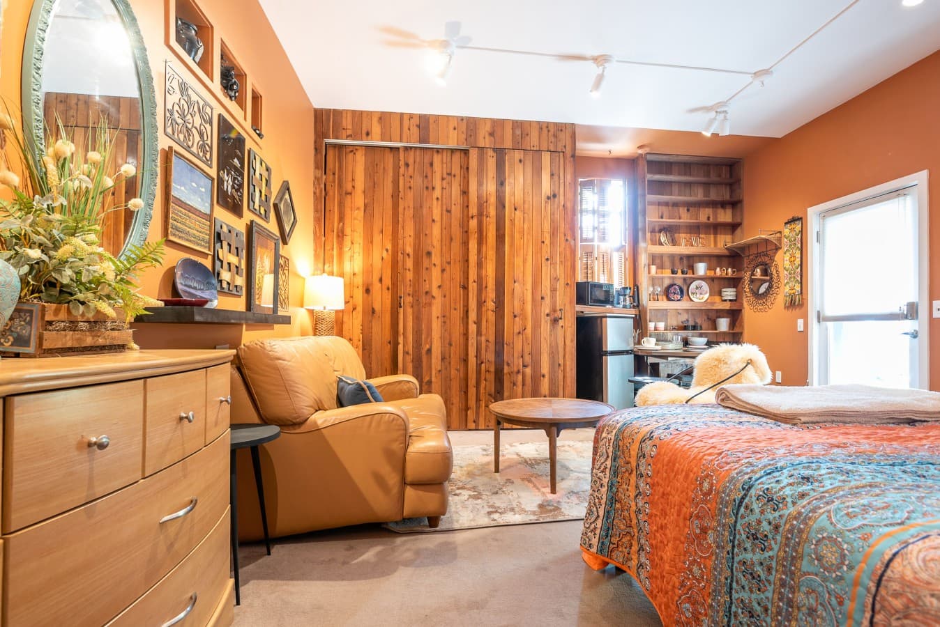 The studio offers a dresser and a wardrobe, allowing you to comfortably organize your personal belongings during your stay. .jpg