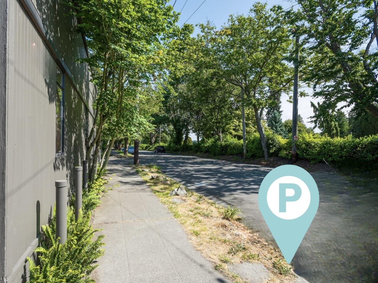Free street parking available right in front of the house, with plenty of space and easy access..png