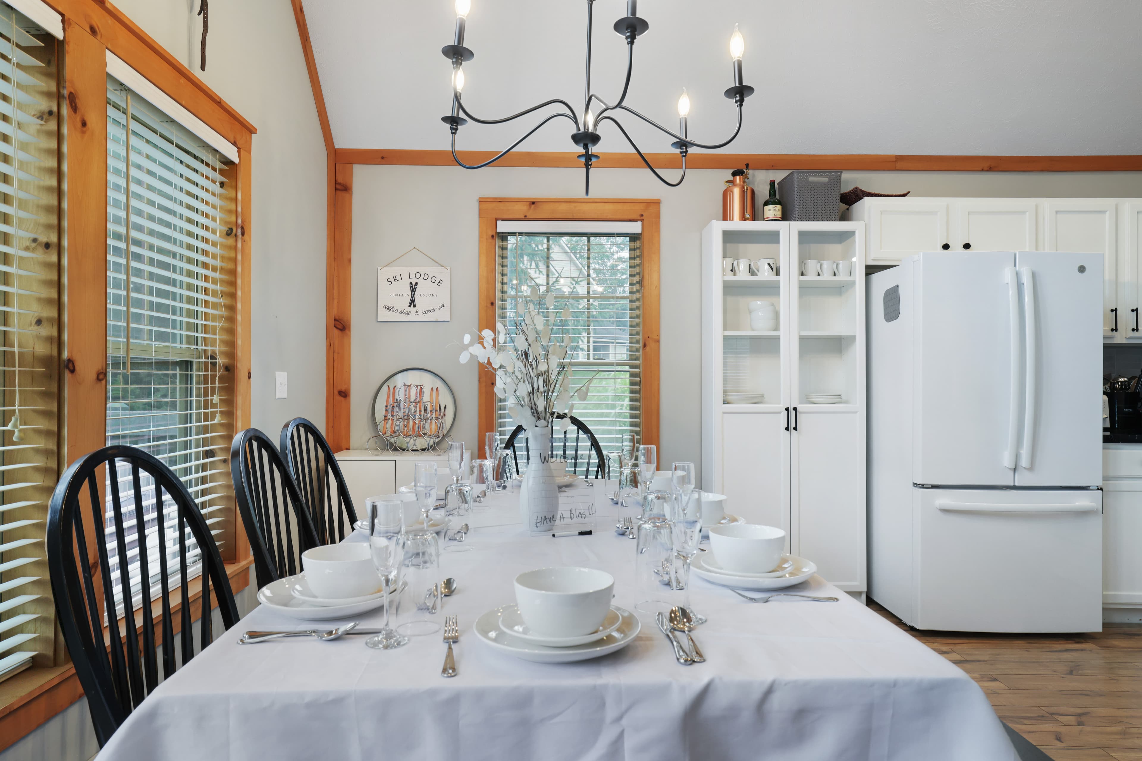 🥂 The perfect setting for family dinners and holiday feasts.