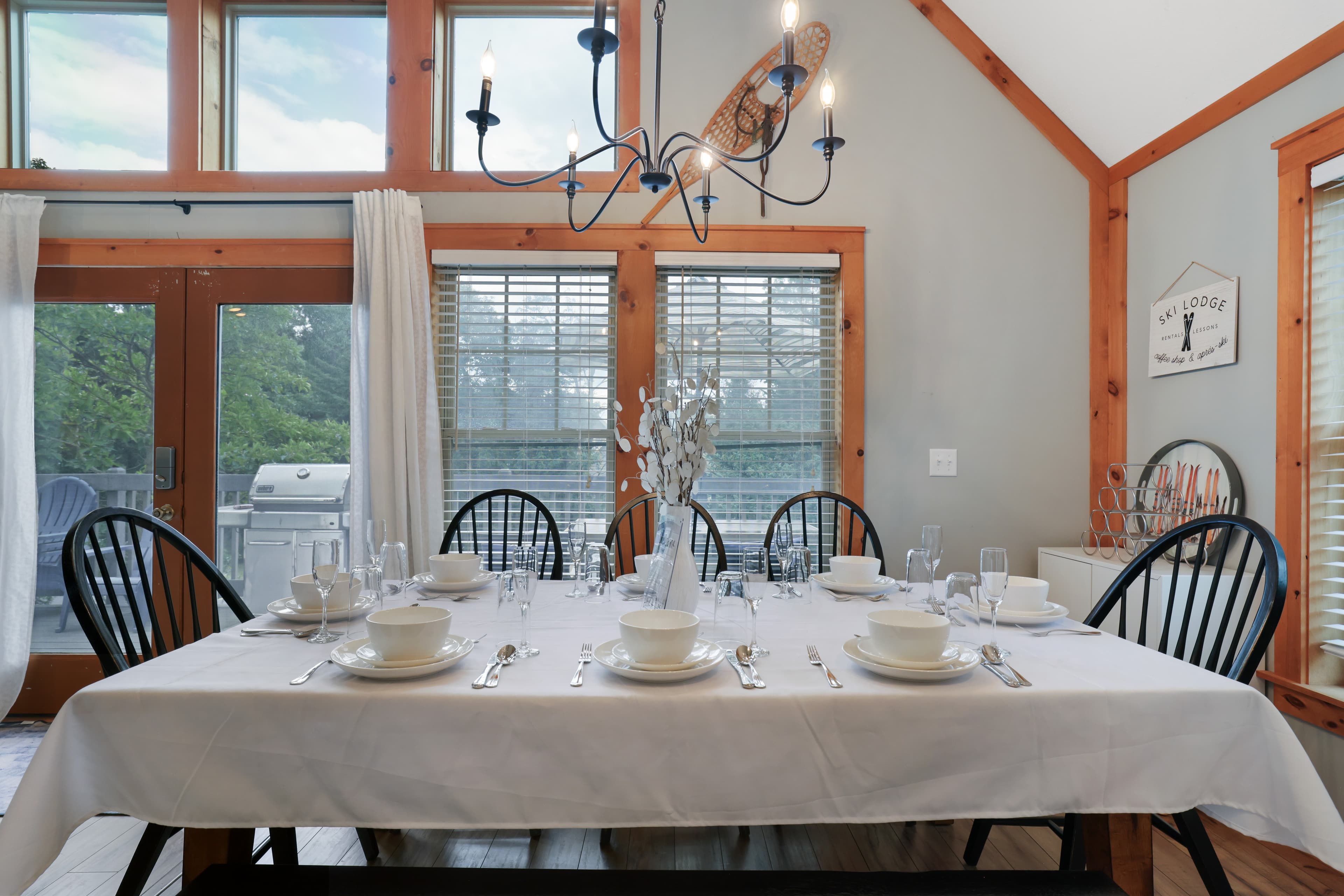 🌞 Natural light and cozy dining make this the heart of the home.