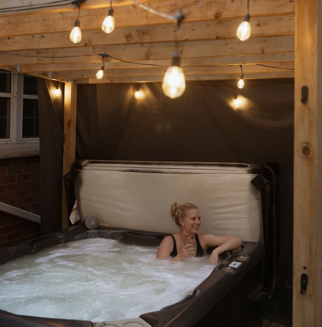 6-person hot tub for unwinding together, day or night.