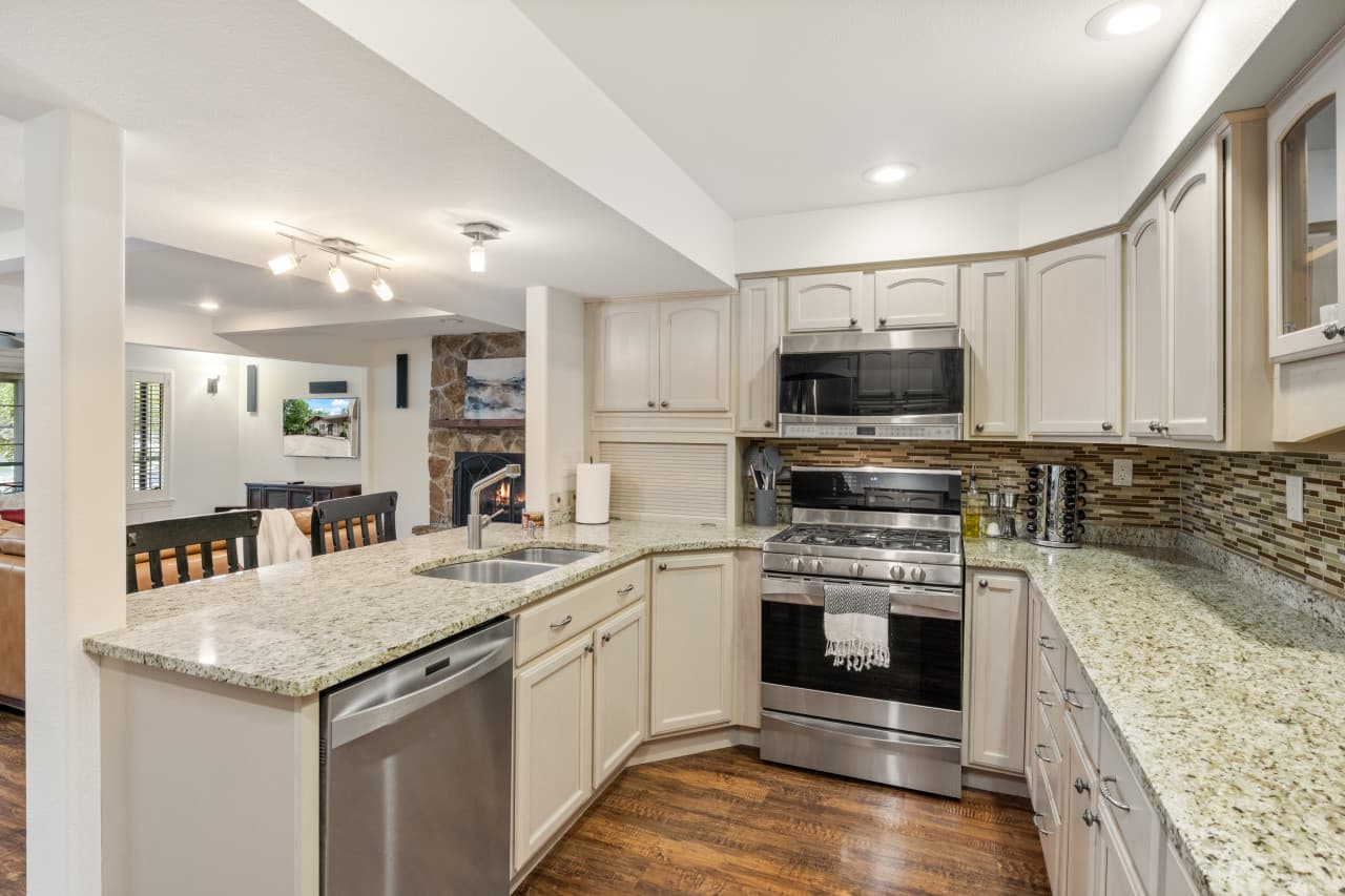 21-159 Hickory Grove Dr - 21.jpg