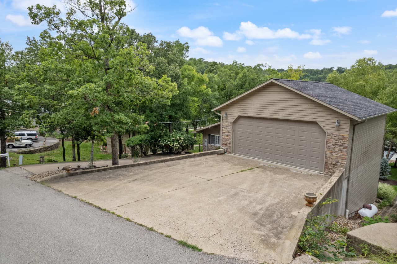 02-159 Hickory Grove Dr - 2.jpg