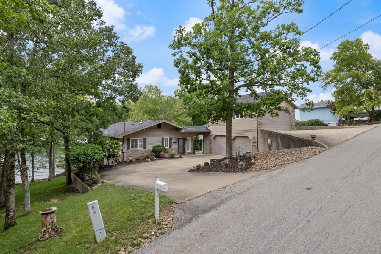01-159 Hickory Grove Dr - 1.jpg
